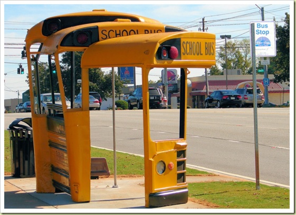 Una parada de autobús escolar en EE. UU.