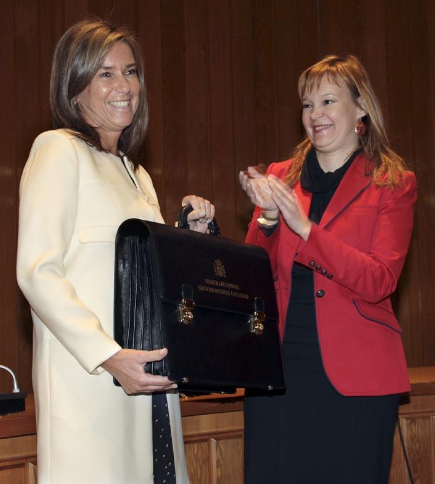 Ana Mato recibe la cartera de Sanidad de manos de su predecesora, Leire Pajín. EFE