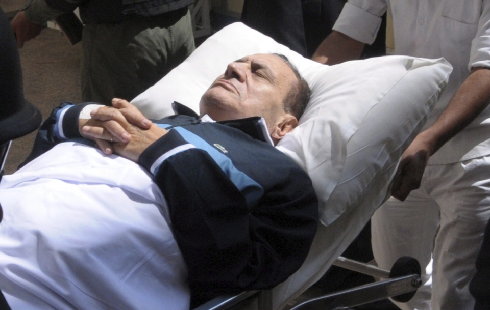 Mubarak, trasladado en camilla al tribunal. Foto: EFE