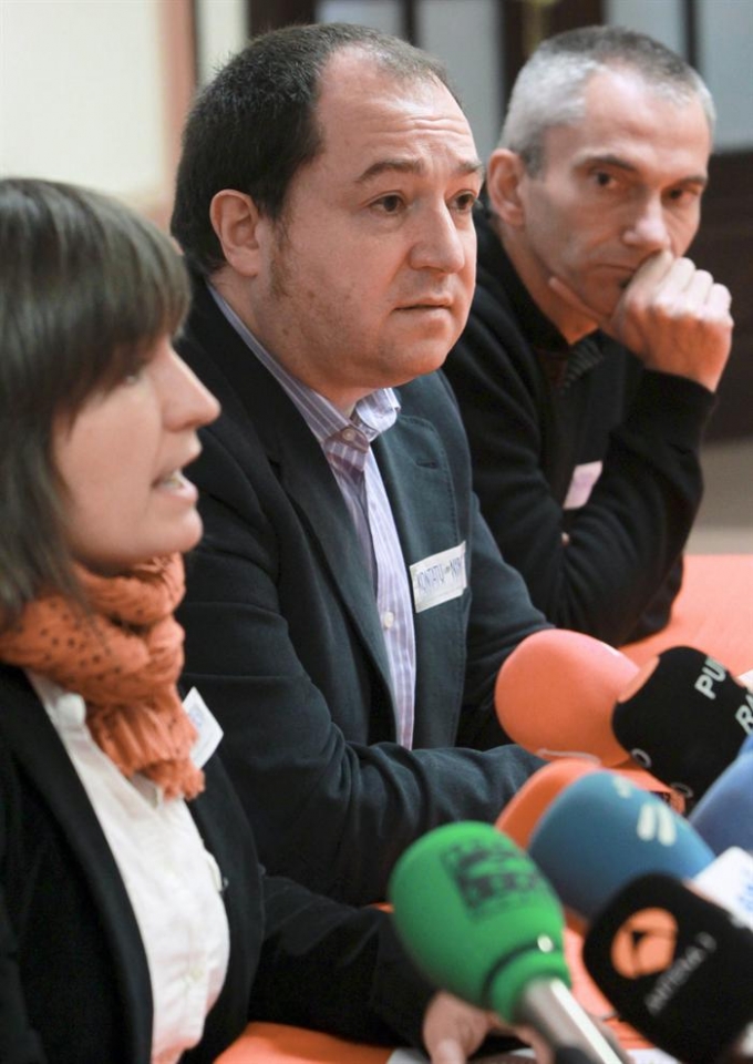 Miembros de la Izquierda Abertzale en la rueda de prensa en Donostia. EFE