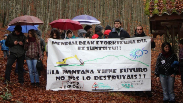 Rassemblement contre l'abattage de la hêtraie protégée de Zilbeti. Photo: Salvamos Zilbeti -Facebook