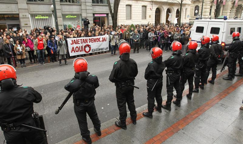 Protesta en Bilbao por la apertura de comercios en domingo.