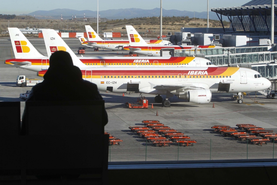 Iberia despide a un piloto y expedienta a otros 18 por faltas 'graves'