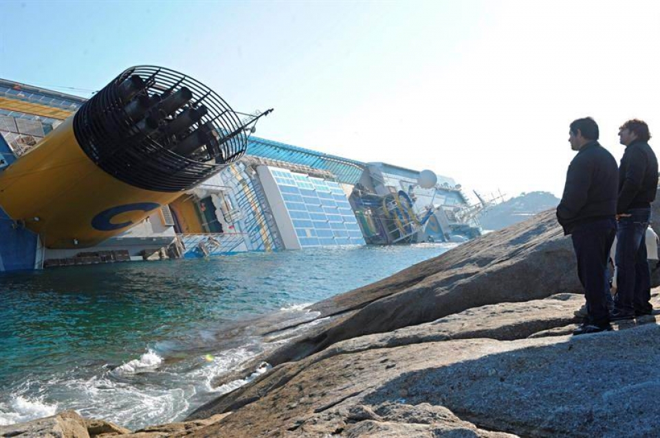 Naufragio de un crucero de lujo frente a costas italianas - 'Costa Concordia' luxuzko gurutze-ontziaren hondoratzea - Italy cruise ship runs aground, at least six reported dead - Le naufrage du Costa Concordia en images