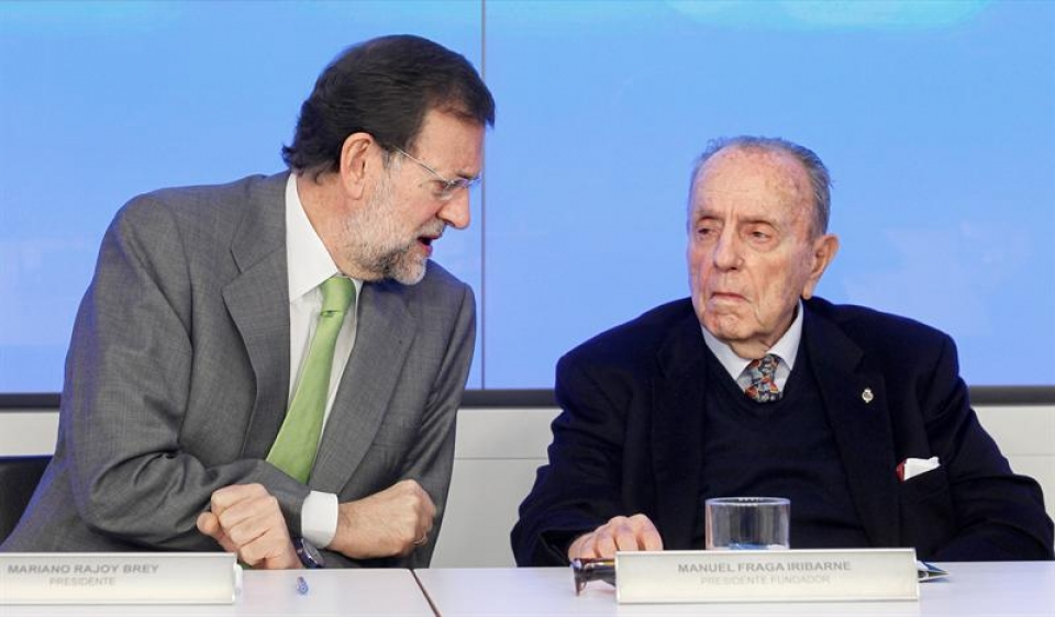 Mariano Rajoy y Manuel Fraga charlan durante una reunión del PP el 21/02/2011. Foto: EFE