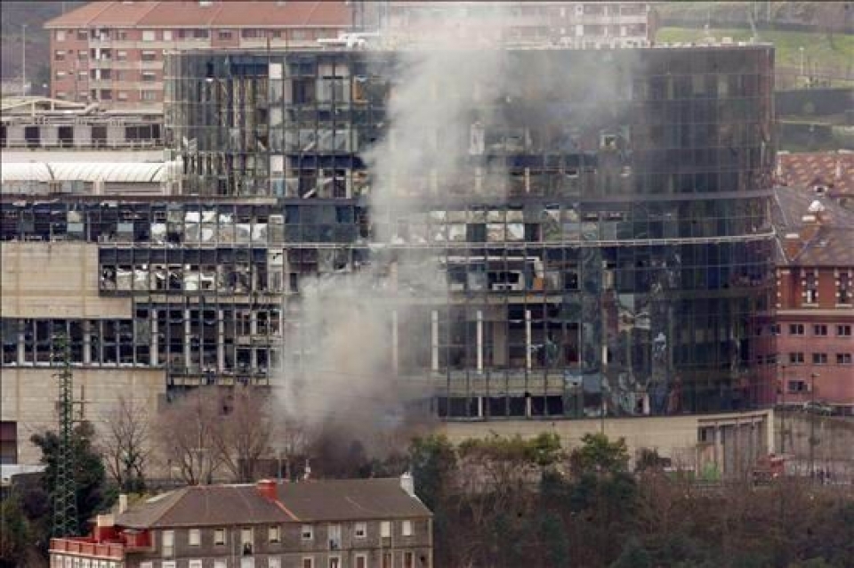 La explosión causó numerosos daños materiales en la sede central de EITB en Bilbao