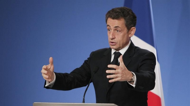 Sarkozyren Gobernua ETAren behin betiko keinuaren zain dago.