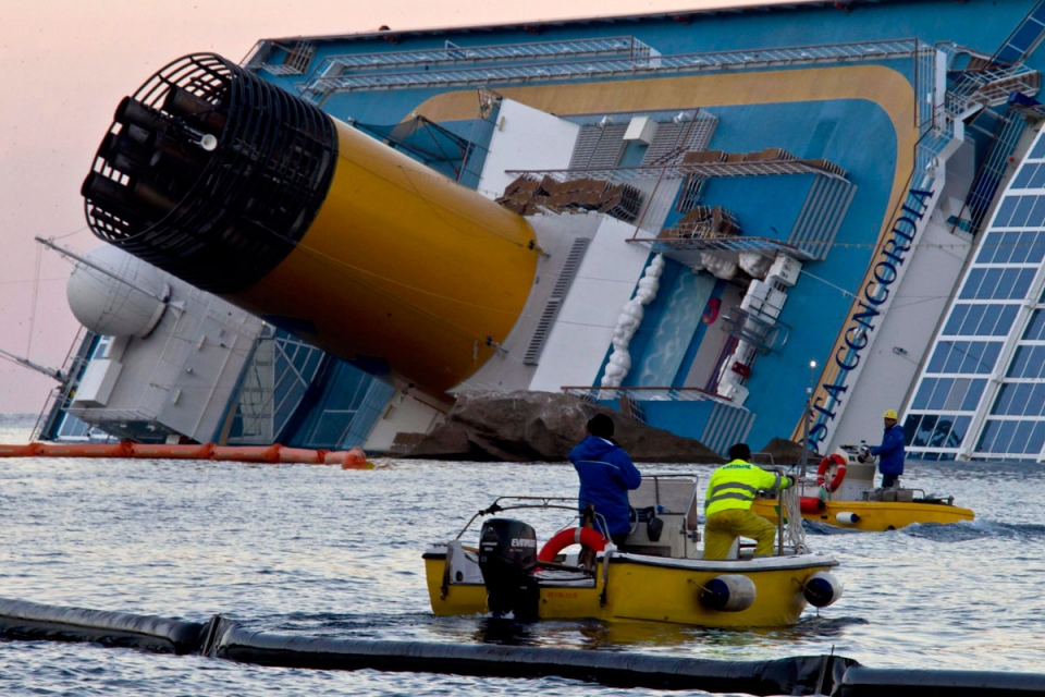 El 'Costa Concordia' se ha deslizado y han suspendido las tareas de rescate. EFE