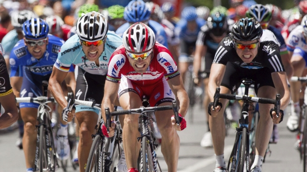El ciclista español Oscar Freire cruza la meta en primer lugar. Foto: EFE