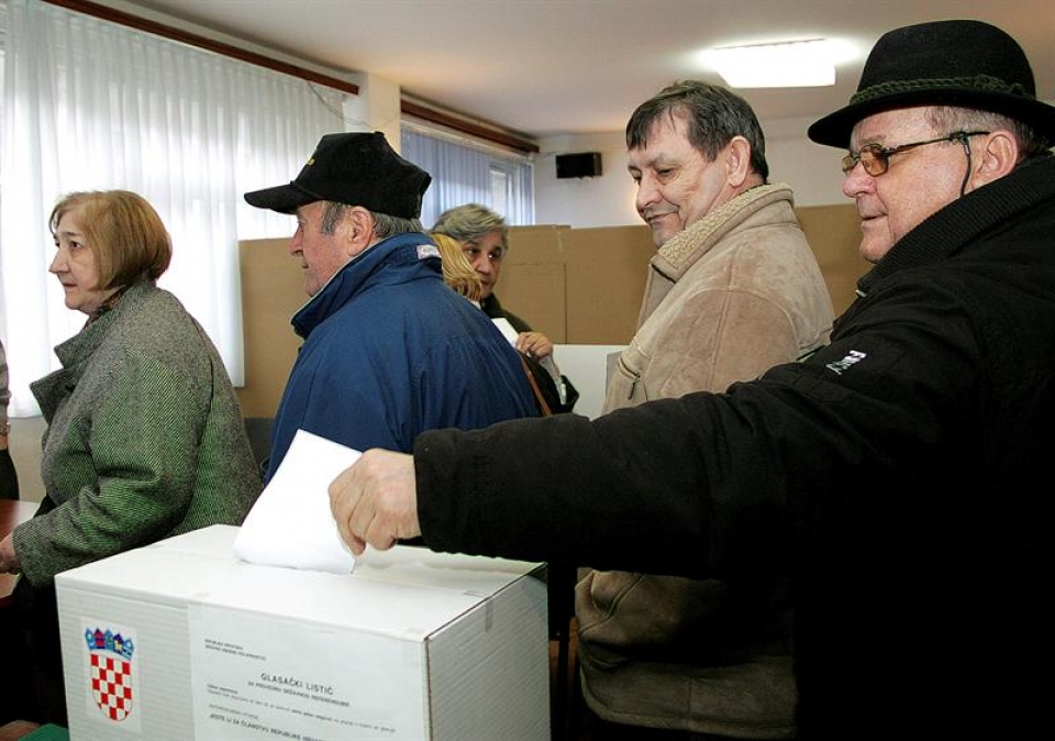 Croatas votan en un colegio electoral en Zagreb. Foto: Efe