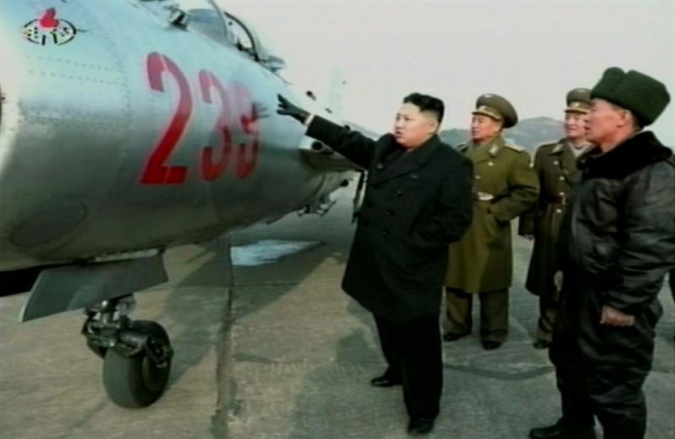 El líder norcoreano Kim Jong-un visitando la unidad 354 de las Fuerzas Aéreas. Foto: Efe