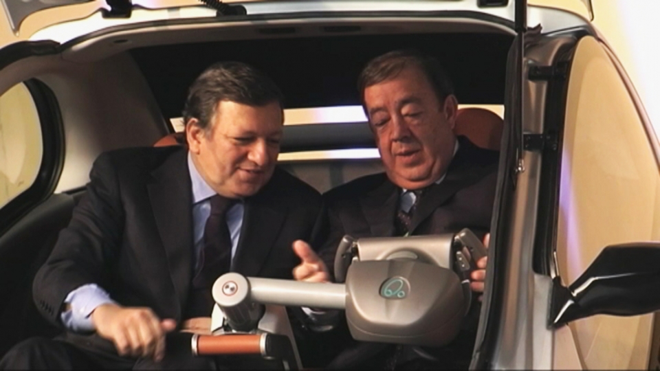Barroso se pone al volante del coche eléctrico gasteiztarra 'Hiriko'.