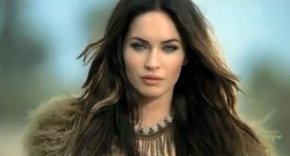 Megan Fox, vestida de cabernícola en el anuncio de CCAA. Foto: YouTube