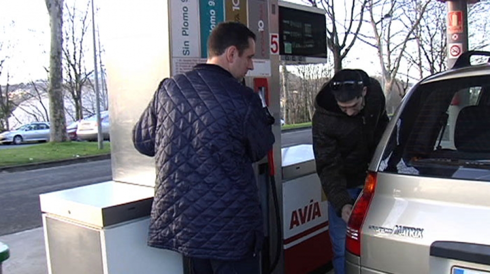 Un hombre reposta en una gasolinera. Foto: EITB.