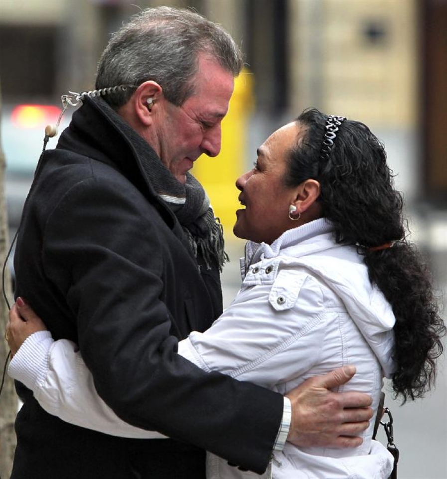 Juan Pablo Urtizberea saluda a la amiga que vaijaba en coche con Yasmín. Foto: Efe