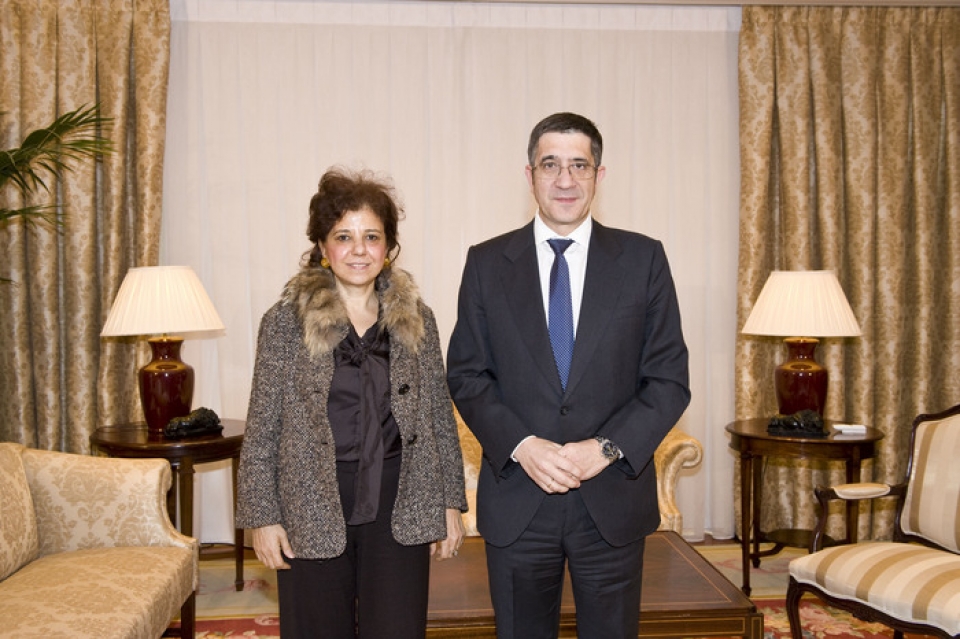 El lehendakari junto a la embajadora de Turquía en España, Ayse Sinirlioglu. IREKIA