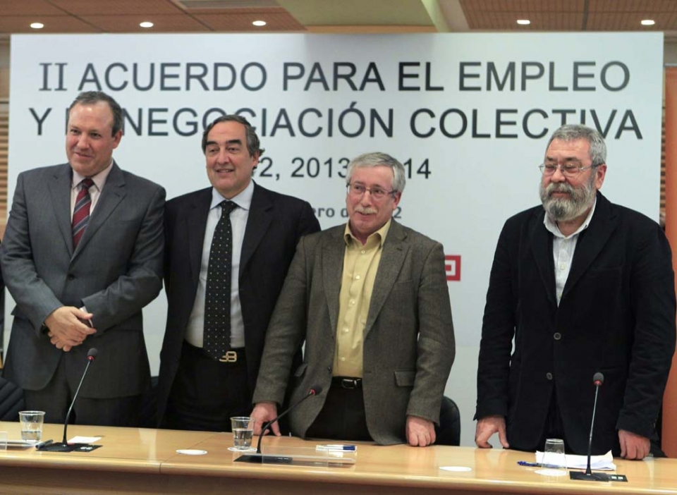 Sindicatos y Patronal posan después de haber firmado el convenio. Efe