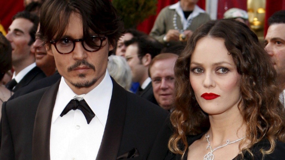 Johnny Depp y Vanessa Paradise, en la alfombra roja de una entrega de premios. Foto: EFE