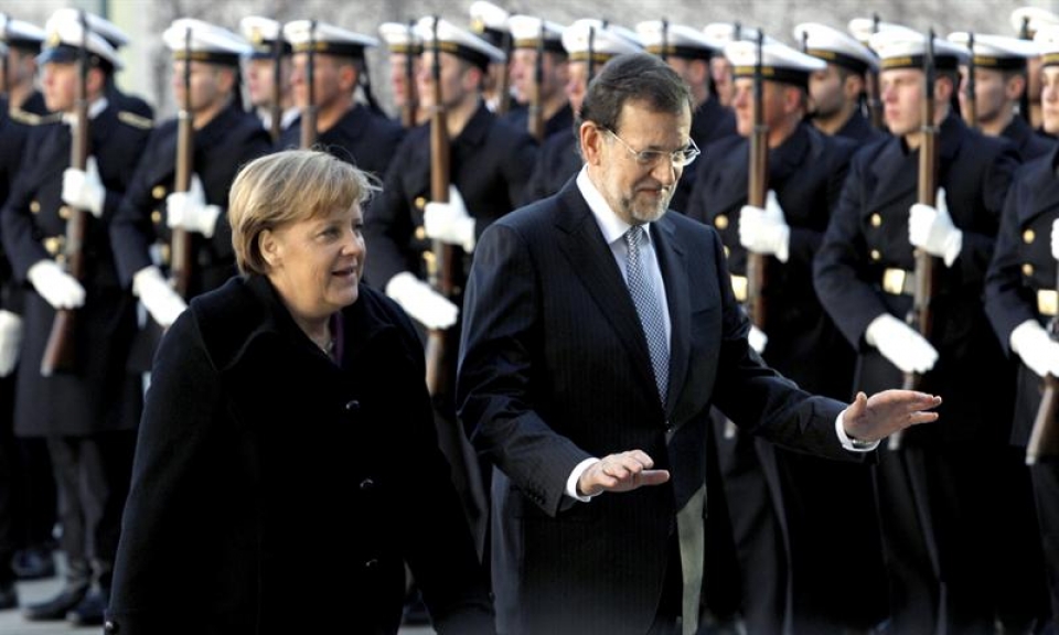 Angela Merkelek ohore militarrekin egin dio harrera Mariano Rajoyri Berlinen. EFE