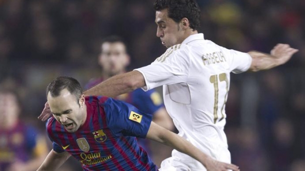 Andrés Iniesta y Álvaro Arbeloa. Foto: EFE