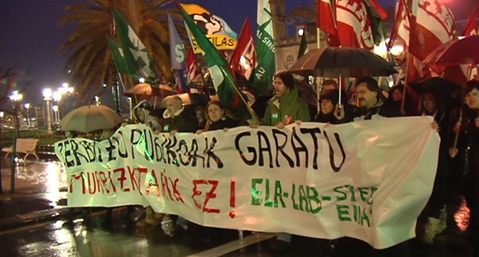 ELA, LAB eta STEE-EILAS sindikatuak Bilbon, Donostian eta Gasteizen manifestatu dira. EITB
