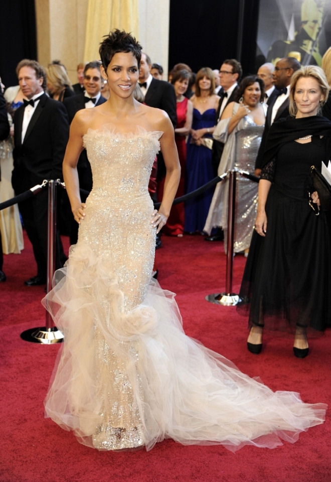 La actriz Halle Berry, en la alfombra roja de los Oscar 2011. Foto: EFE