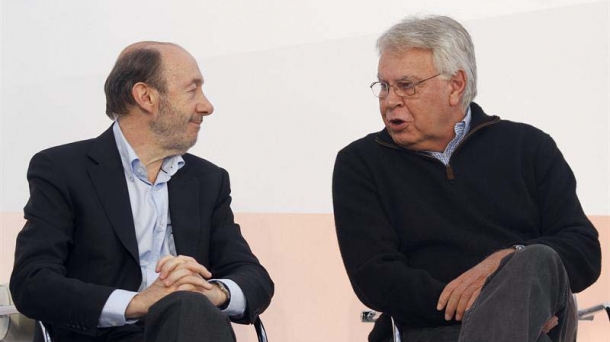 Felipe González (dcha) y Alfredo Pérez Rubalcaba (izda)