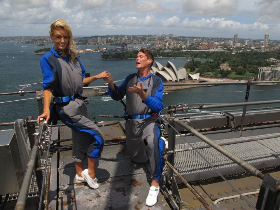 David Hasselholf pide matrimonio a su novia, en el puente de la bahía de Sidney. Foto: Twitter