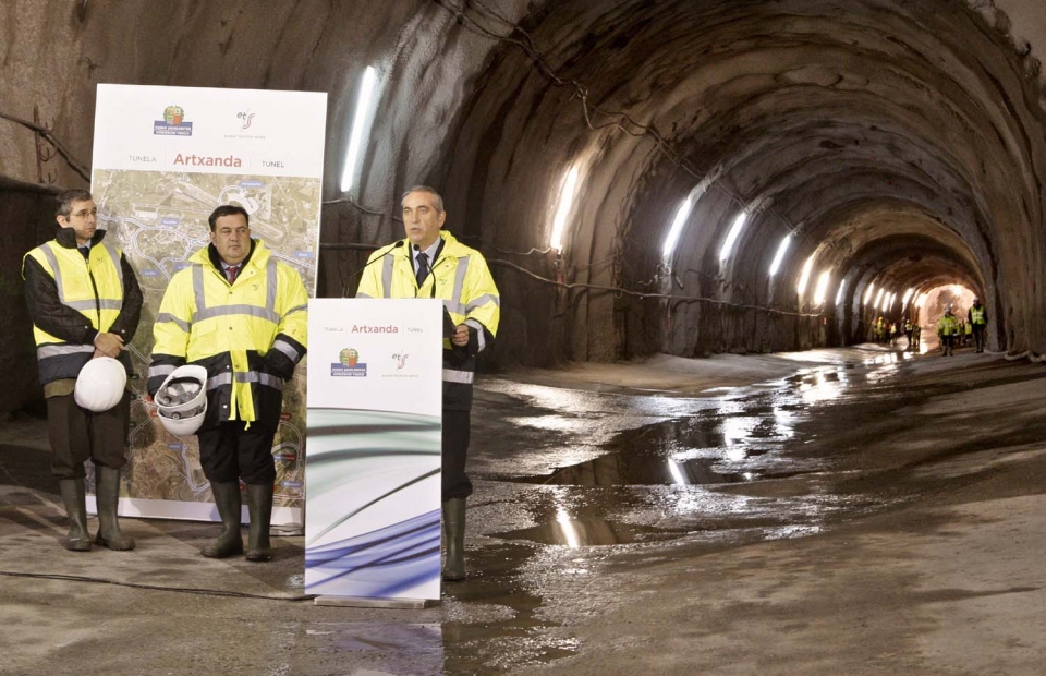 El consejero de Transportes, Iñaki Arriola, en el 'cale' del túnel de Artxanda.