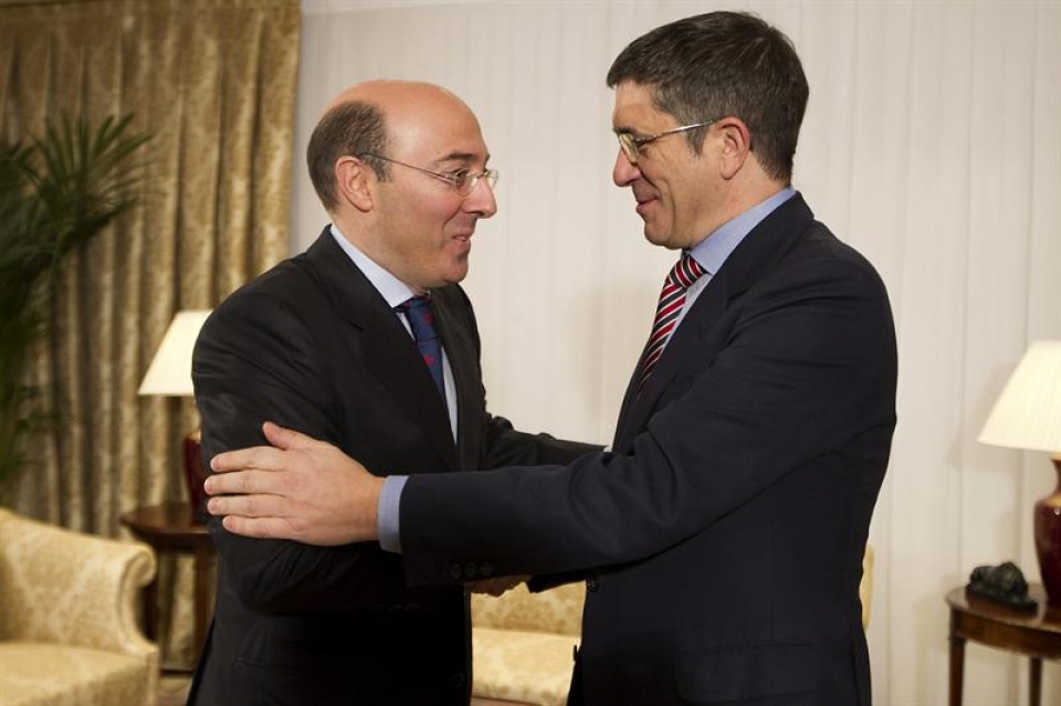 El delegado del Gobierno, Carlos Urquijo, y el lehendakari, Patxi López. EFE