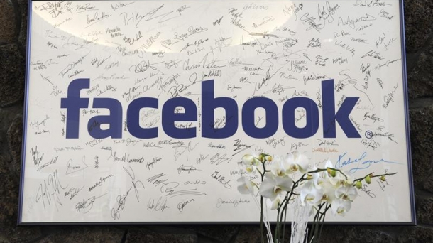 Imagen de un tablón de 2011 con la firma de los 200 primeros empleados de Facebook. Foto: EFE