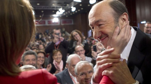 Alfredo Pérez Rubalcaba recibe el saludo de Carme Chacón. Foto: Efe