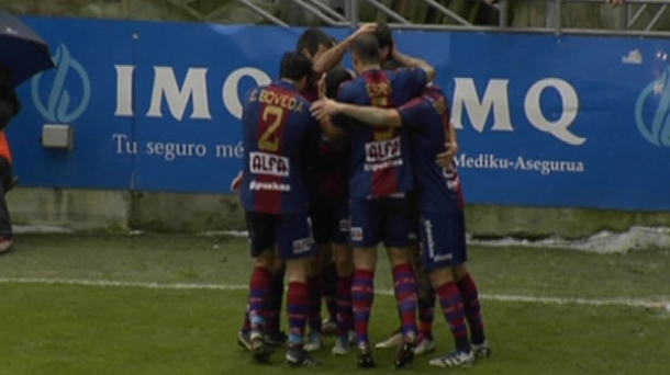 Los jugadores del Eibar celebran un gol ante el Alavés. Foto: EITB