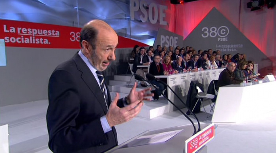 Alfredo Pérez Rubalcaba y los 38 miembros de la nueva Ejecutiva del PSOE. EFE