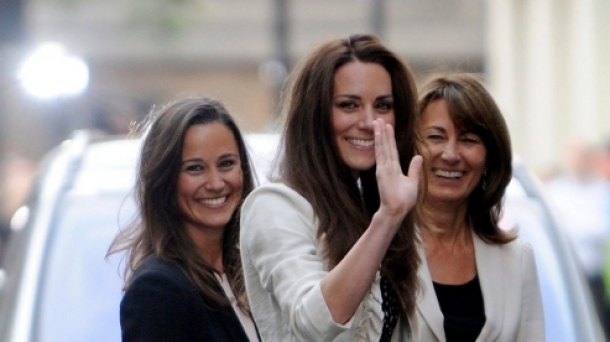 Kate Middleton junto a su hermana Pippa y su madre, en la víspera de su boda. Foto: EFE
