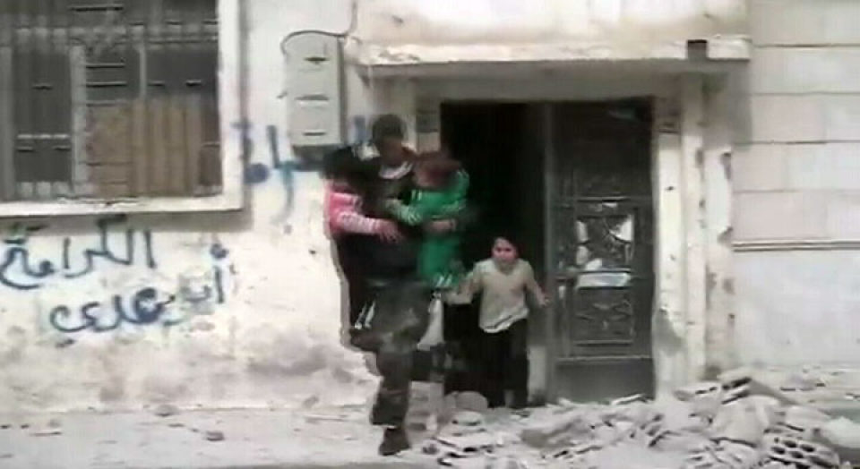 Familia bat bonbardaketatik ihesi, Homs hirian, Sirian. EITB