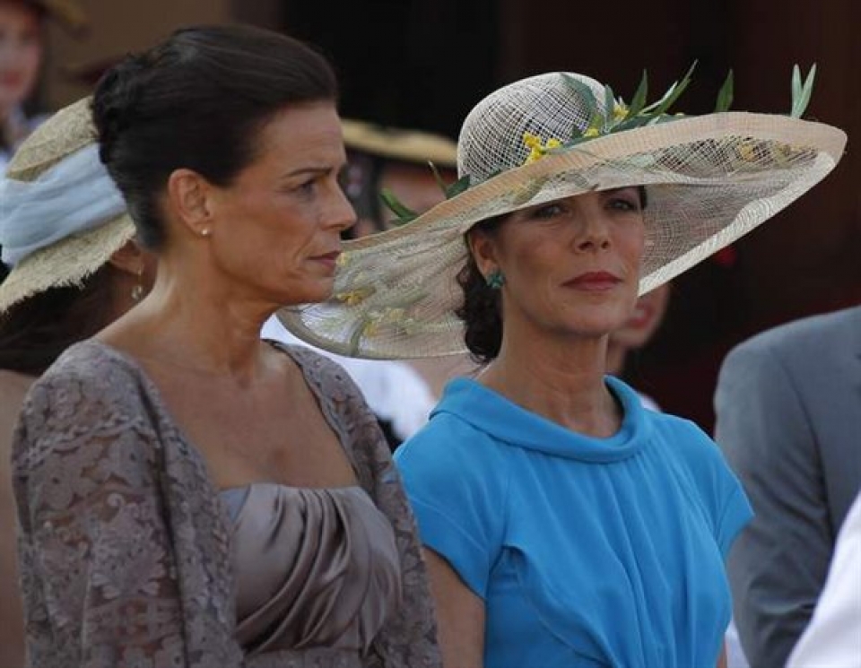 Estefanía y Carolina de Mónaco, en la boda de su hermano Alberto. Foto: EFE