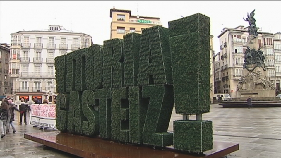 El nombre de la ciudad escrito sobre musgo, en la Plaza Virgen Blanca de Gasteiz. EITB