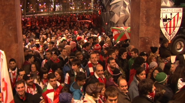 Cientos de aficionados en la salida del autobús del Athletic