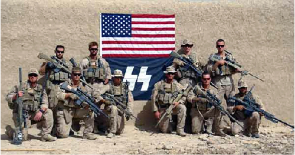 Soldados estadounidenses posan con una bandera nazi.