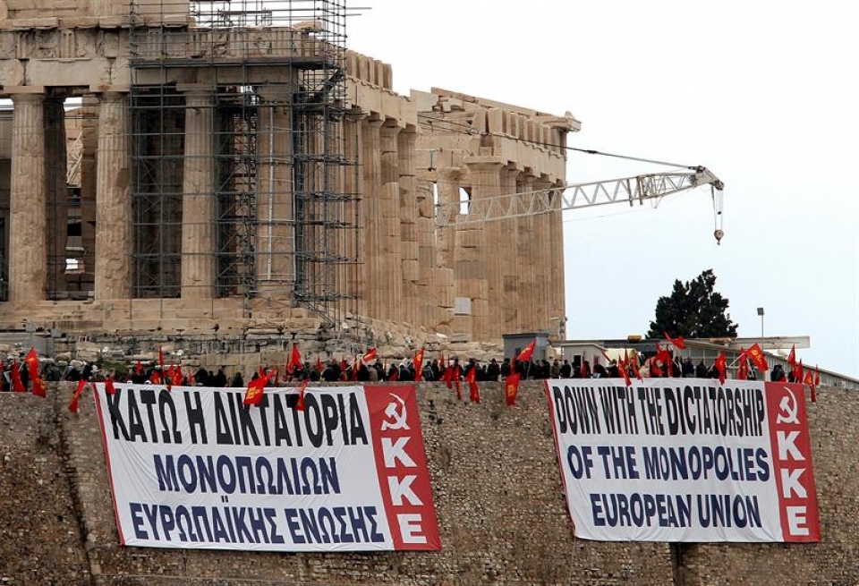 Miembros del Partido Comunista Griego despliegan dos pancartas en la Acrópolis de Atenas. Foto: Efe