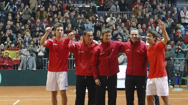 Los españoles celebrando la victoria. Foto: EFE