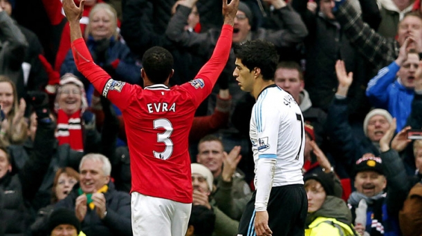 Evra celebra el gol ante Luis Suárez. Foto: EFE