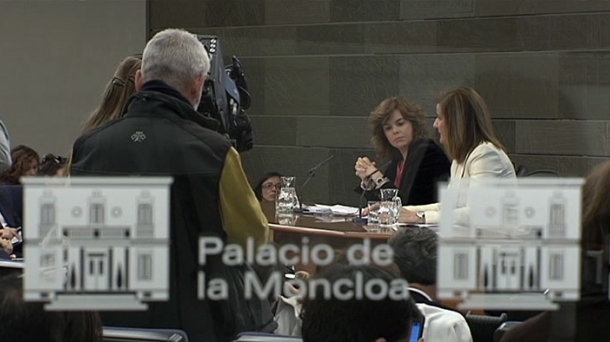 Soraya Sáenz de Santamaría y Fátima Báñez, en la presentación de la reforma laboral. EITB