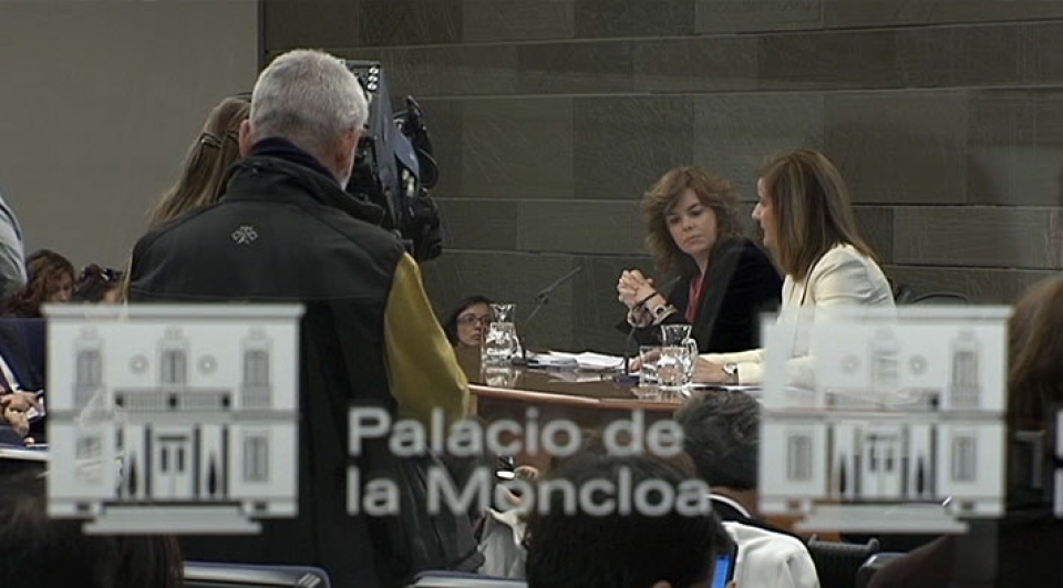 Soraya Sáenz de Santamaría y Fátima Báñez, en la presentación de la reforma laboral. EITB