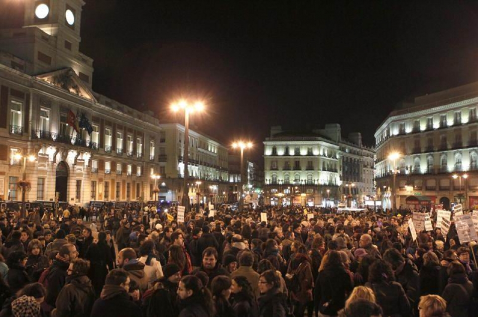 Cientos se personas se reunieron para protestar contra la reforma laboral.