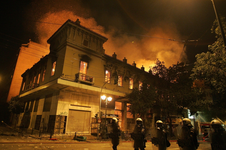 Atenas arde mientras el Parlamento aprueba más recortes. EFE