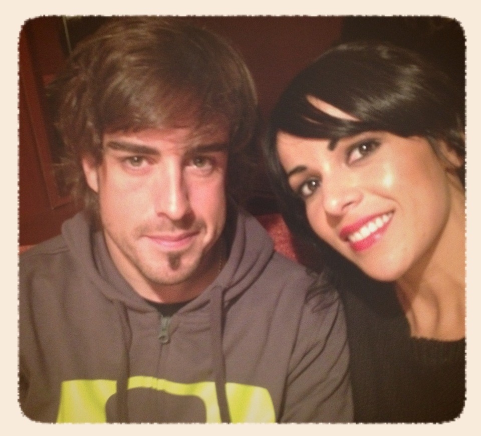 Fernando Alonso y Raquel del Rosario, en la imagen publicada por la cantante en Twitter.