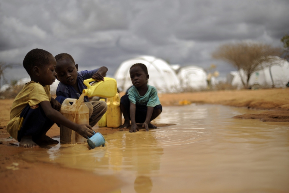 Haur batzuk ura biltzen, Somalian.