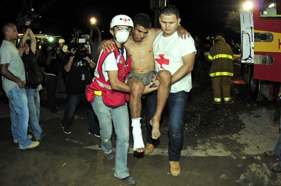 Un preso herido en el incendio de la cárcel de la ciudad de Comayagua, en Honduras. Foto: EFE